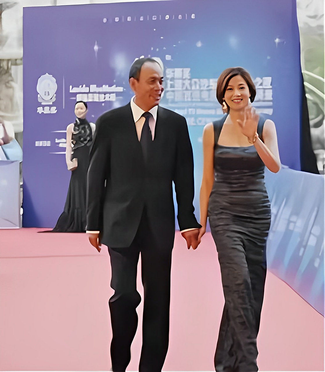 张光北老婆陈炜不简单,微胖的身材穿着紧身裙,小肚子露出真身,肚子圆