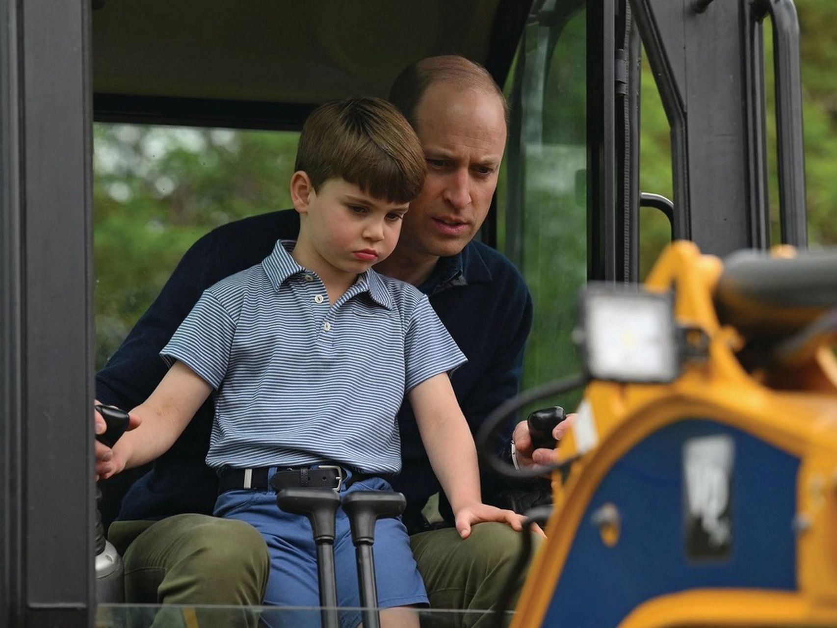 现年5岁的英国路易小王子(prince louis)在英王加冕典礼上成众人焦点