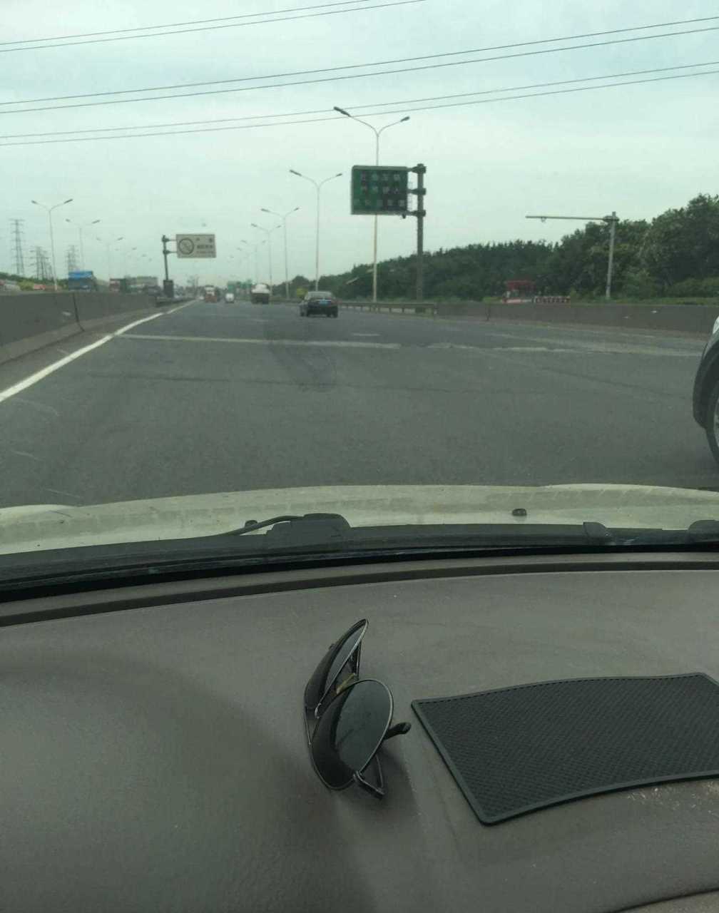 去往唐山走的是津石高速,这天津段滨海大道的路有一段也太差了,限速八