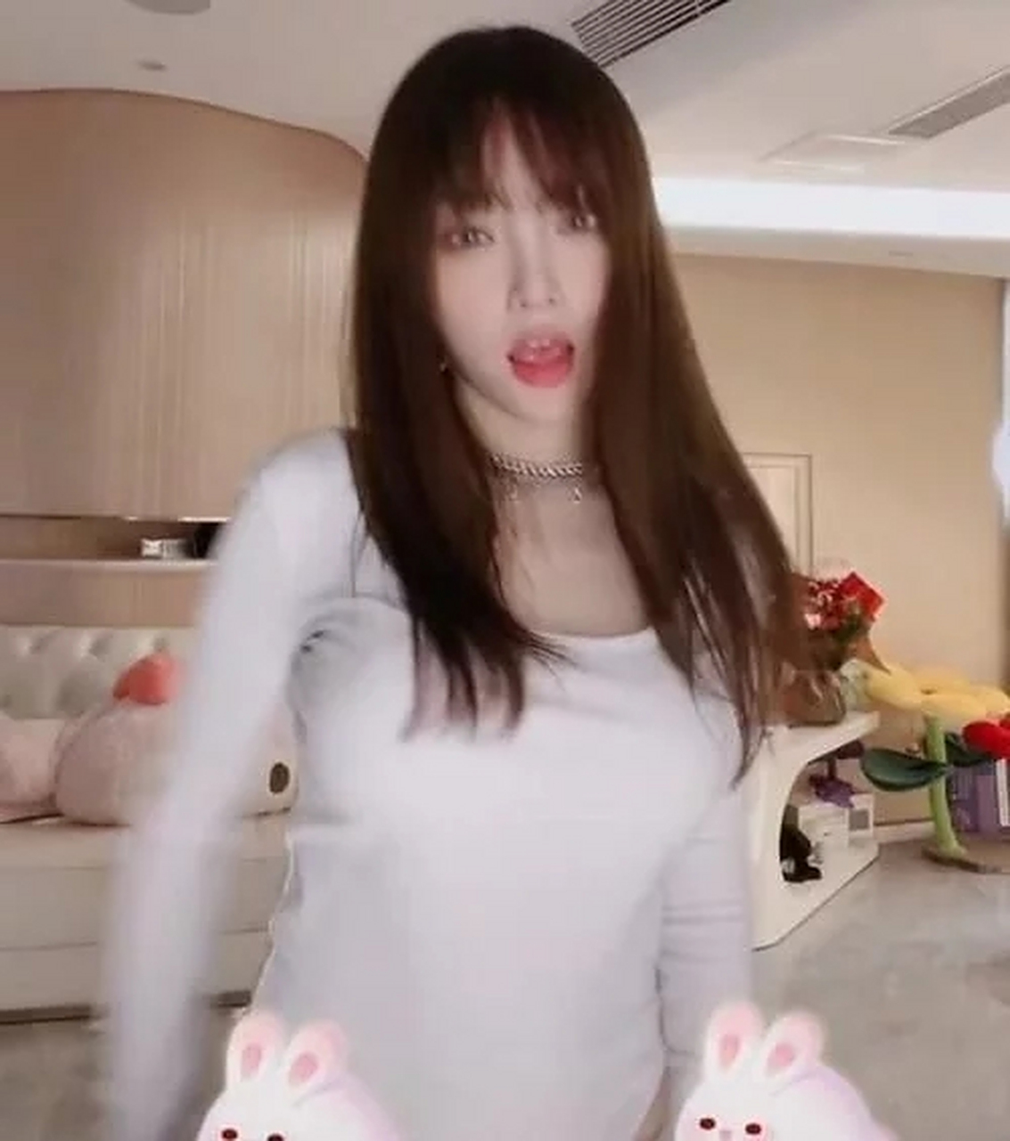 李小璐越来越外向,穿丁字连体衣跳舞,毫不在意恶评,又现贵妇穿搭!