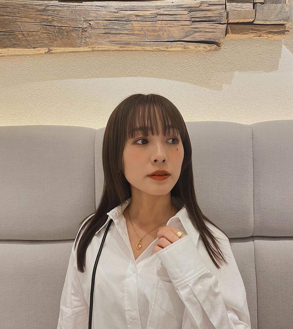 日本模特前田希美的一套私服 白色衬衫裙 黑色长筒靴,简单又耐看 唯一