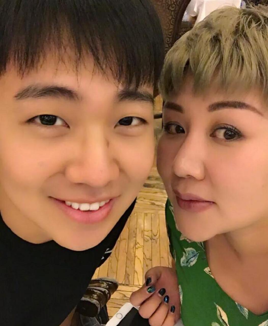 2014年,刚过18岁生日的郭麒麟向继母王惠提出请求:"妈,你能给我生一个