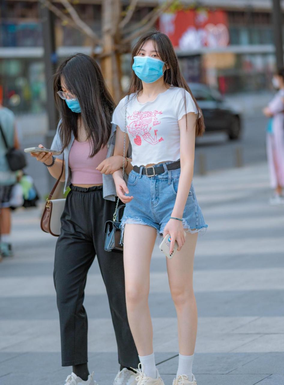 街拍牛仔短裤热裤美女口罩都遮不住你的颜值
