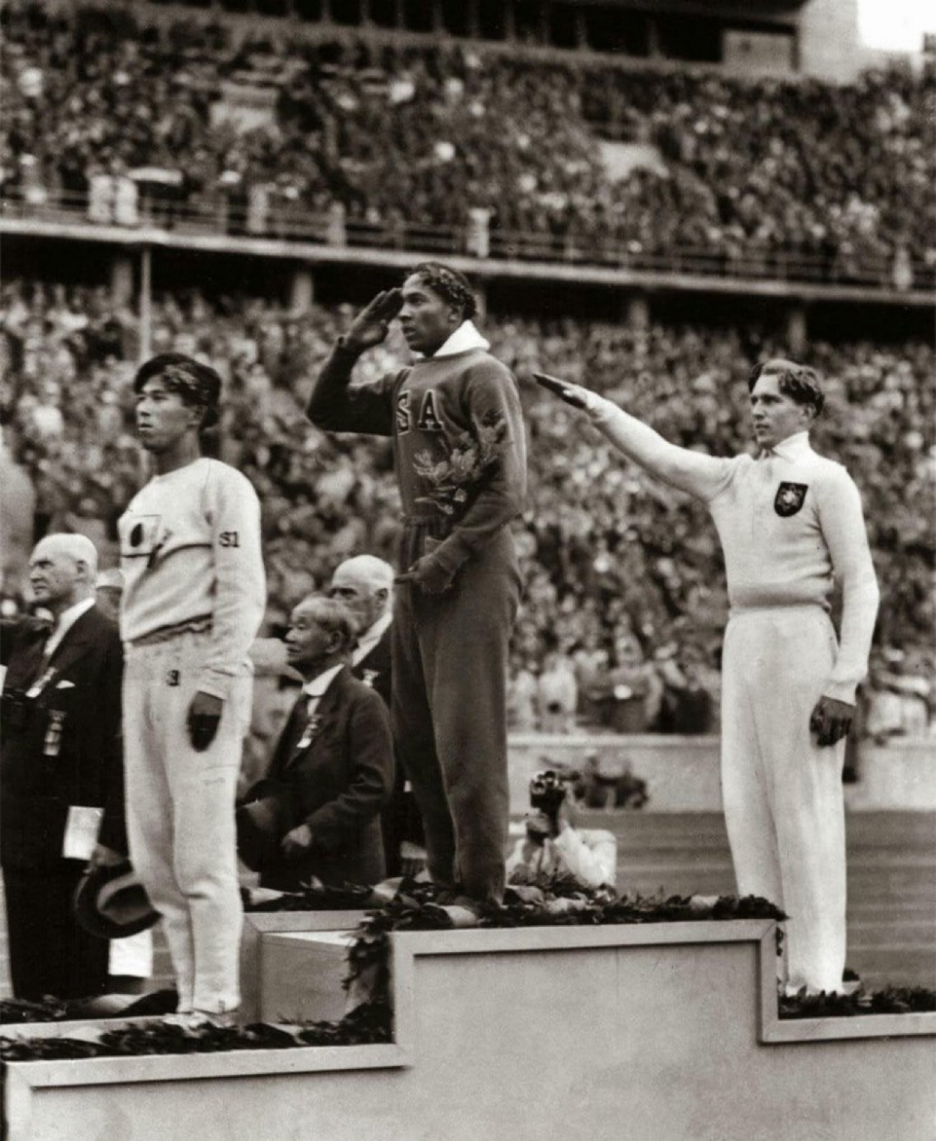 美国田径运动员杰西·欧文斯 (jesse owens) 在 1936 年德国柏林夏季