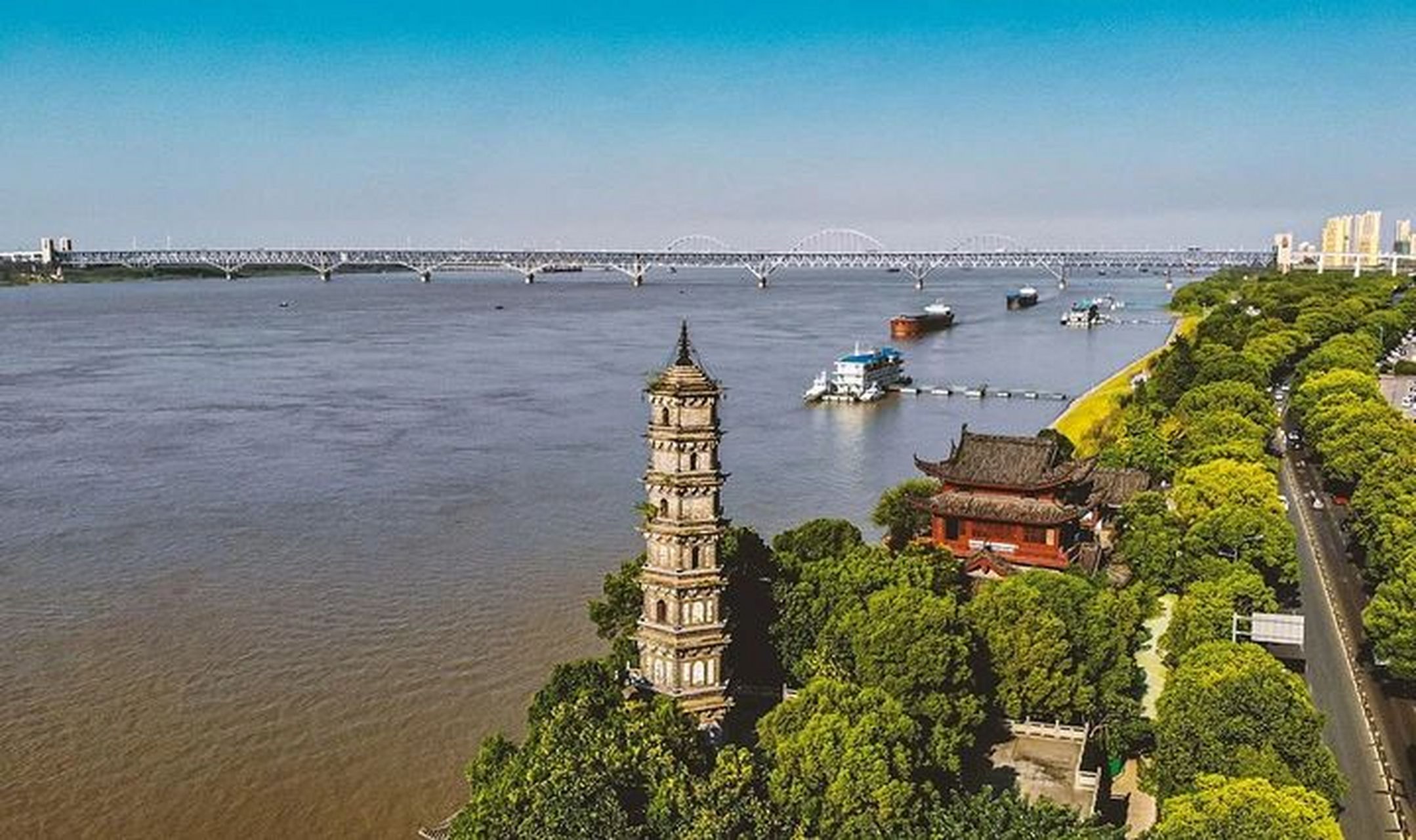 九江别名"浔阳"的由来       "浔阳江头夜送客,枫叶荻花秋瑟瑟"