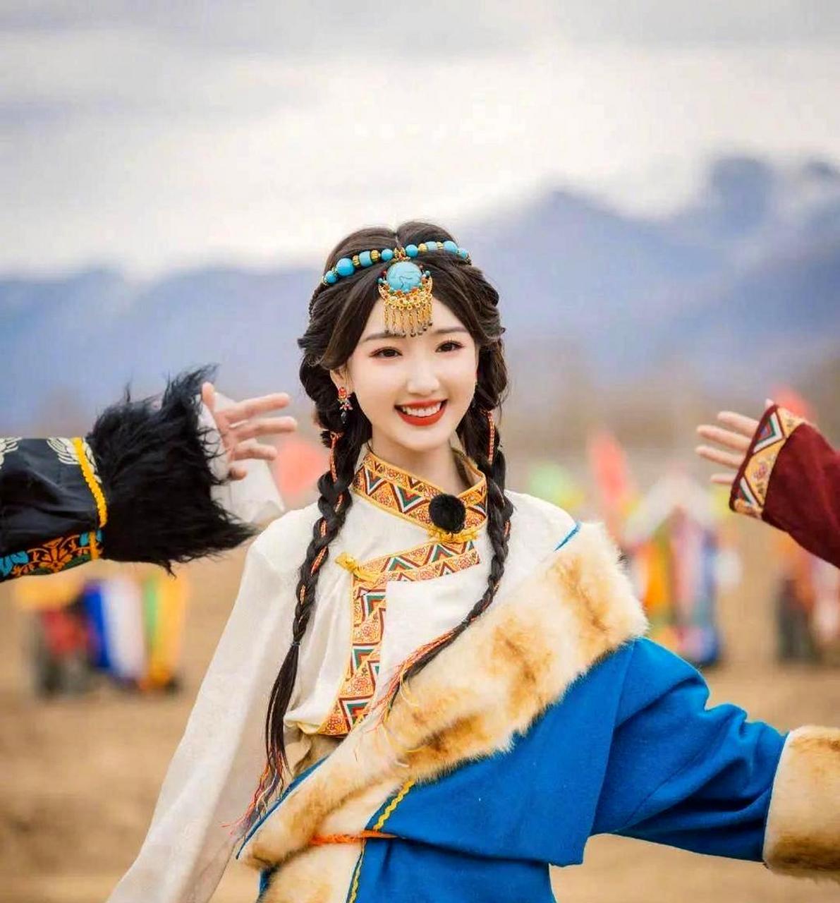 毛晓彤穿着藏族服饰,扎着双辫子跳舞,笑容灿烂像小公主一样.