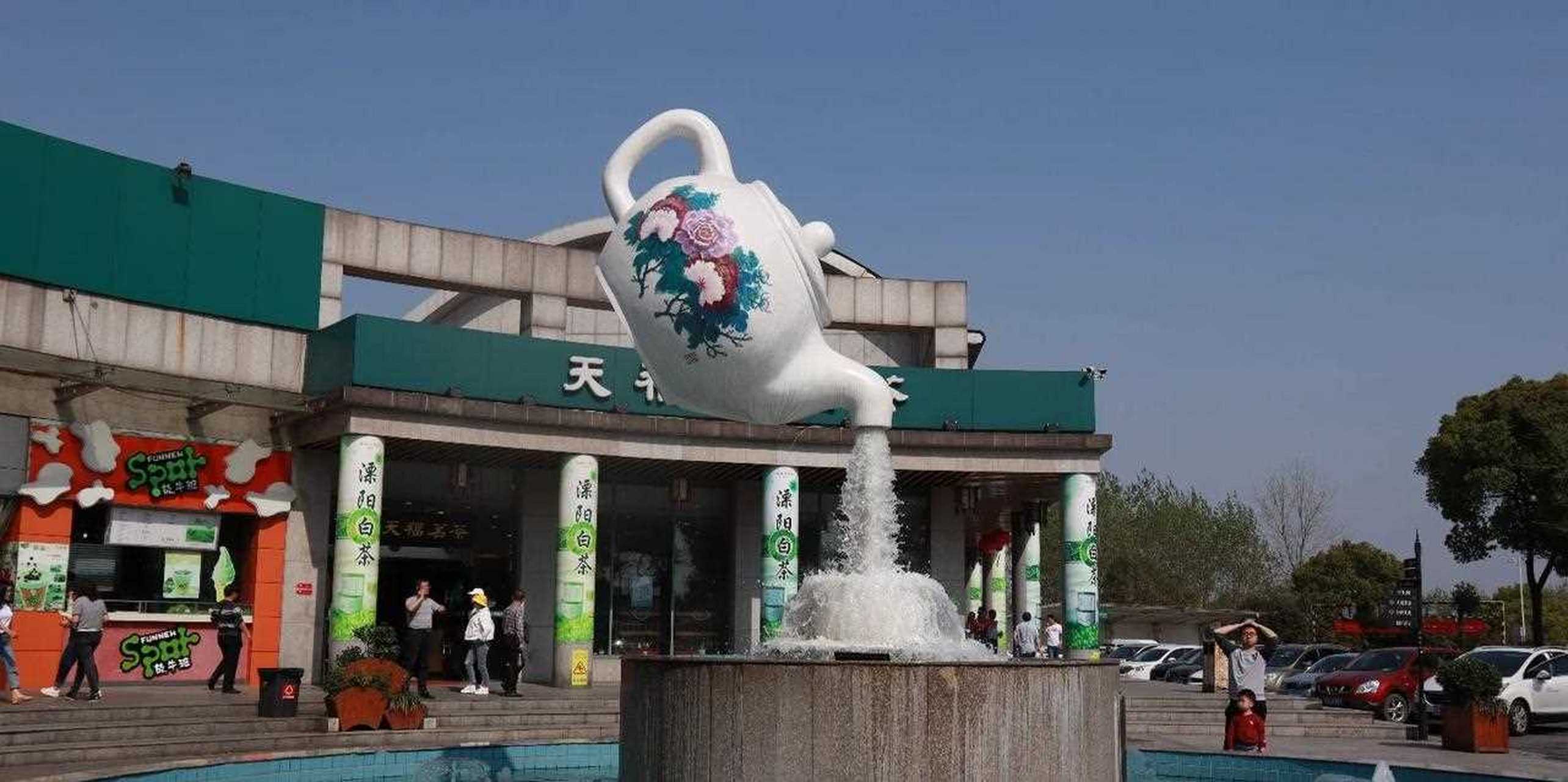 到合肥新桥服务区了,今天开到信阳,高速上车还是很多的,都是返程的