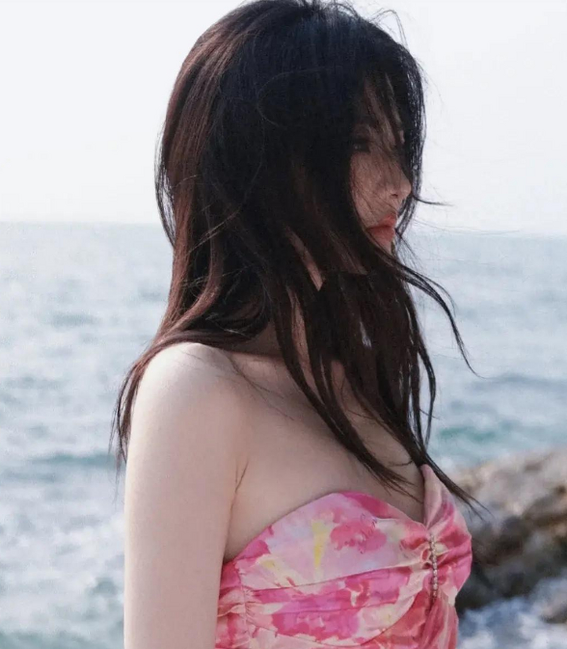 徐璐 海边泳装美照,性感妩媚,太诱人了!