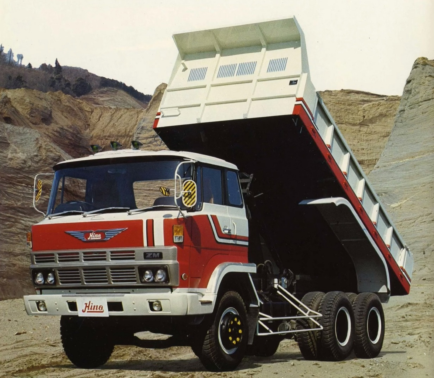 壁纸#  日野hino zm302d tipper 1975–80