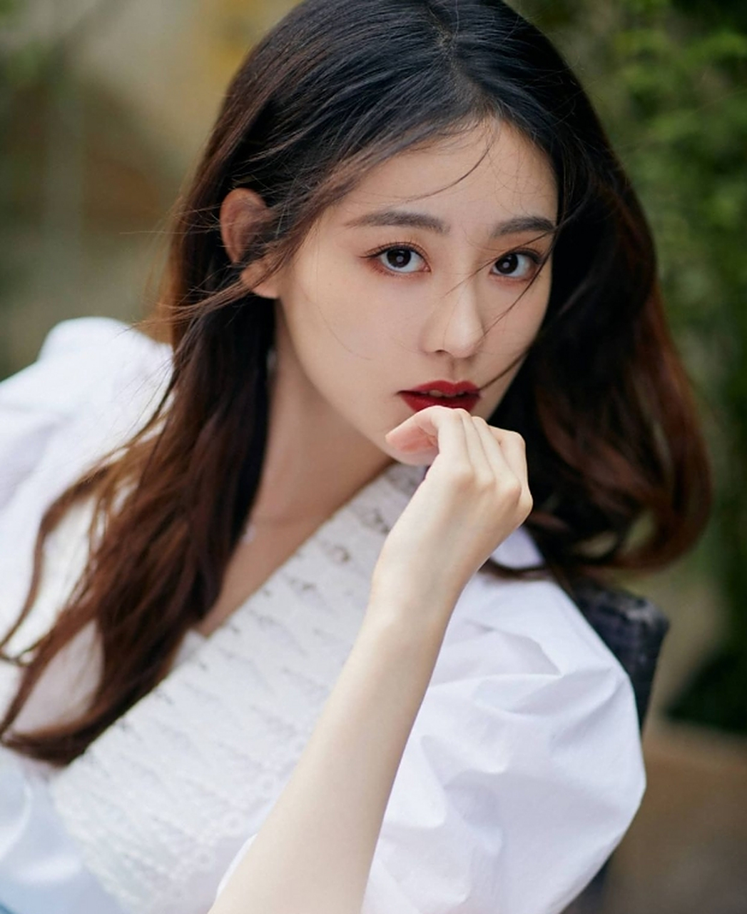 巧笑嫣然的#祝绪丹# 身穿白色衬衣配蓝色半身裙,雪肤玉貌,身材曼妙