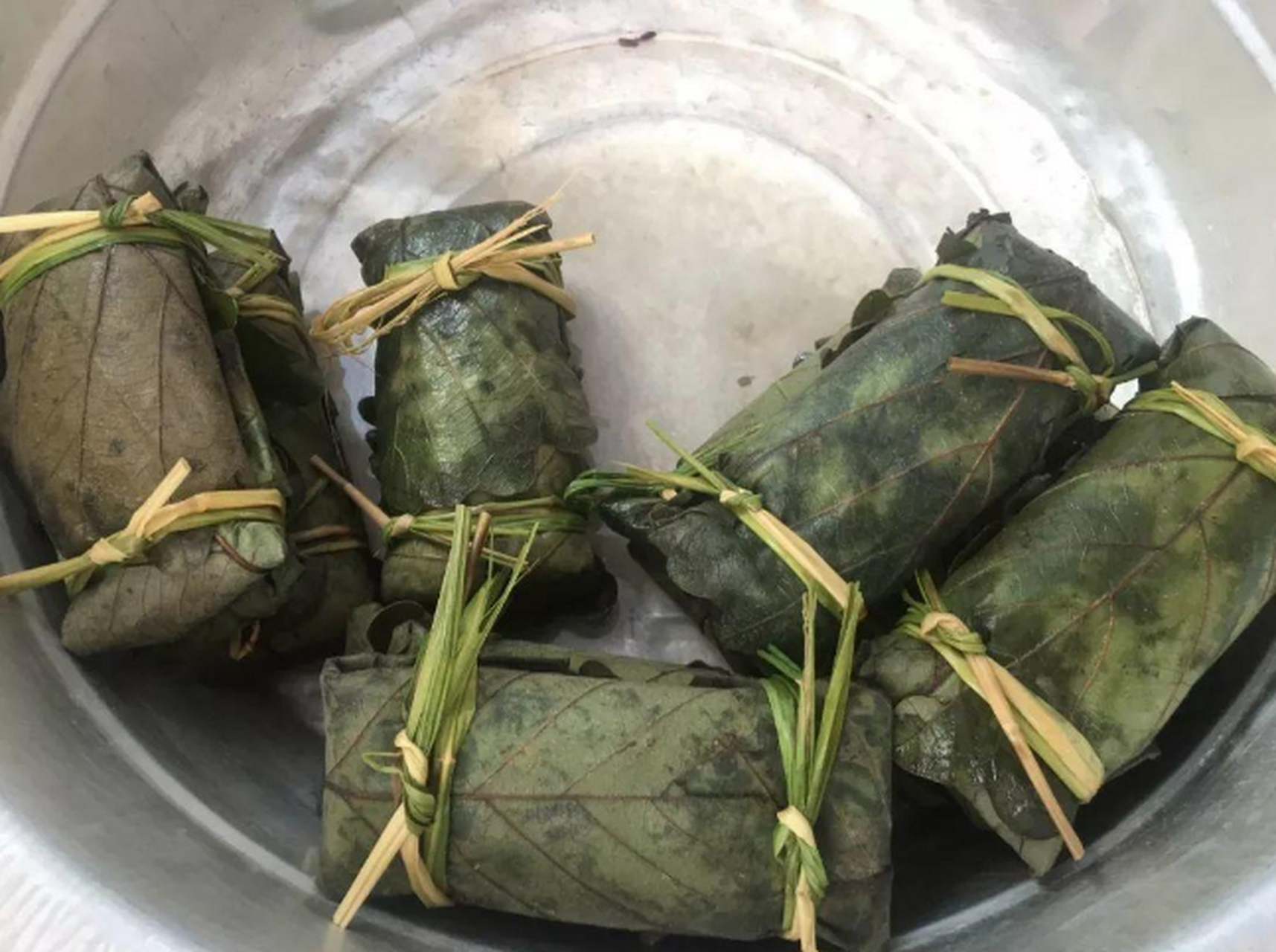 包粽子是端午节的特色民俗活动,在我国南方包粽子采用竹叶比较普遍