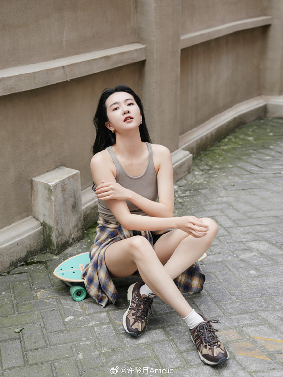 许龄月是一位非常有天赋和才华的年轻女演员,她不仅拥有出众的外貌