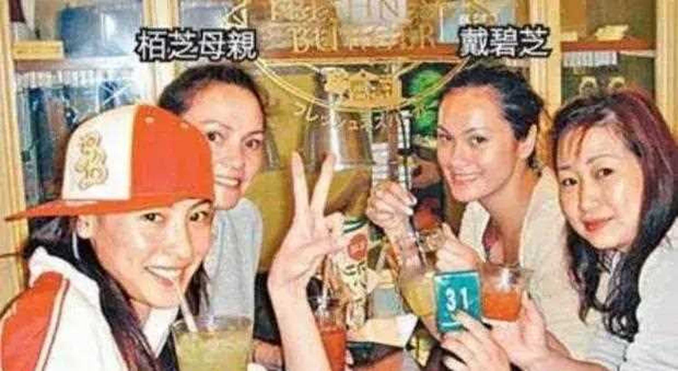 近日,有网友在社交平台晒出张柏芝姐姐戴碧芝的照片,没想到张柏芝的