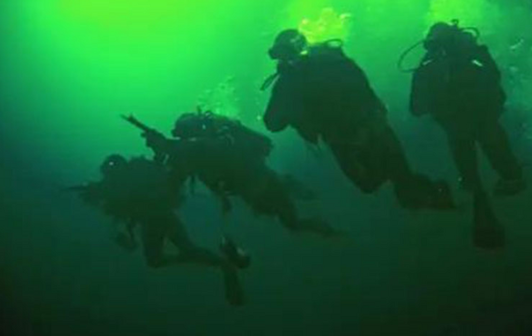 1971年,一队越南蛙人特种部队,潜水接近海面上一艘美国侦察艇,准备从