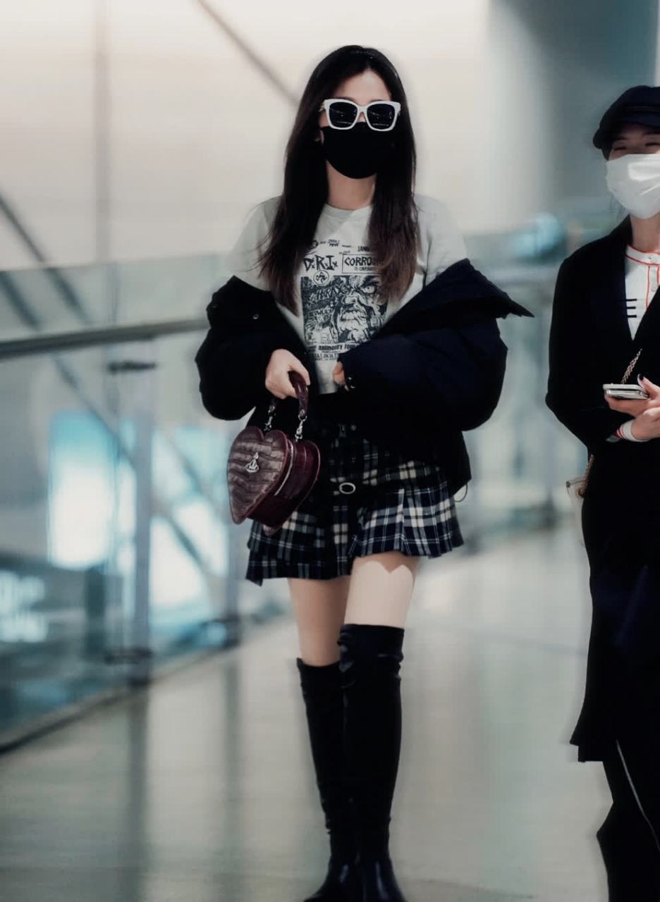 虞书欣机场私服look,身穿bm白色短袖格纹百褶裙,搭配vivienne west