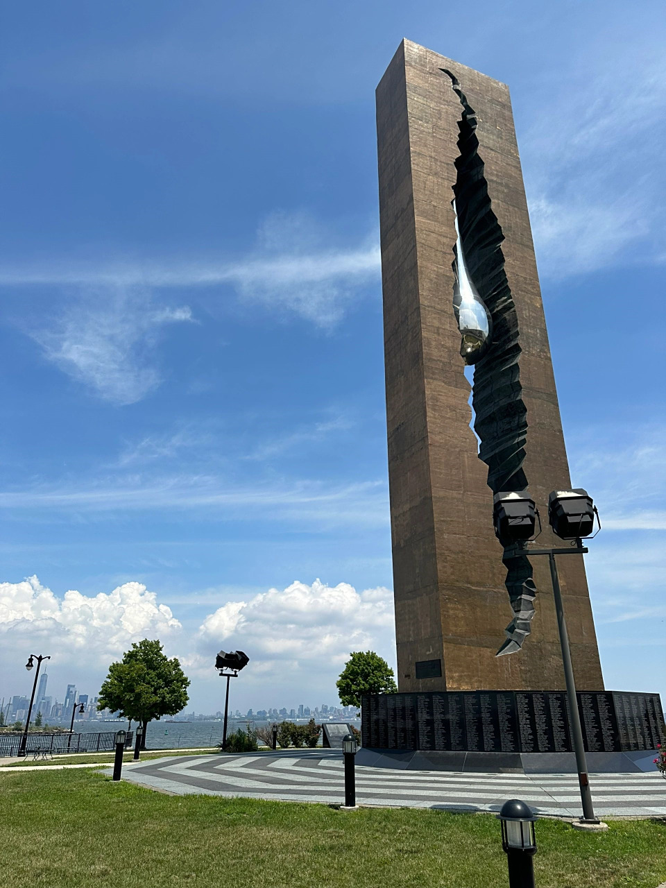 悲伤之泪·911纪念碑 去新泽西的bayonne拜访友人,顺便参观一下位于该