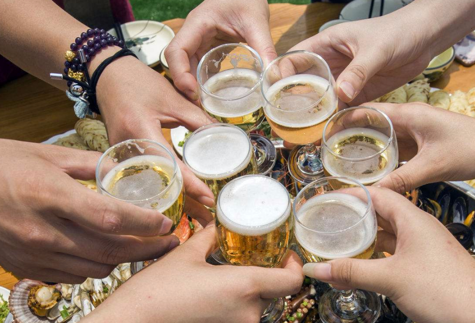 在庆典,节假日,朋友聚会,工作上的应酬的时候离不开喝酒,而有的人