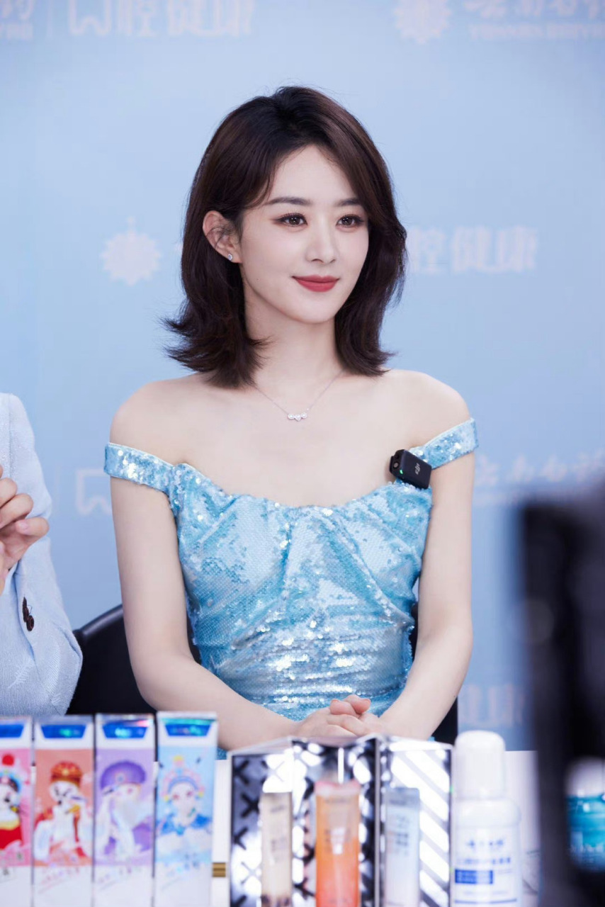 赵丽颖身着蓝色亮片鱼尾裙,搭配银色高跟,乌发红唇,复古又轻盈.