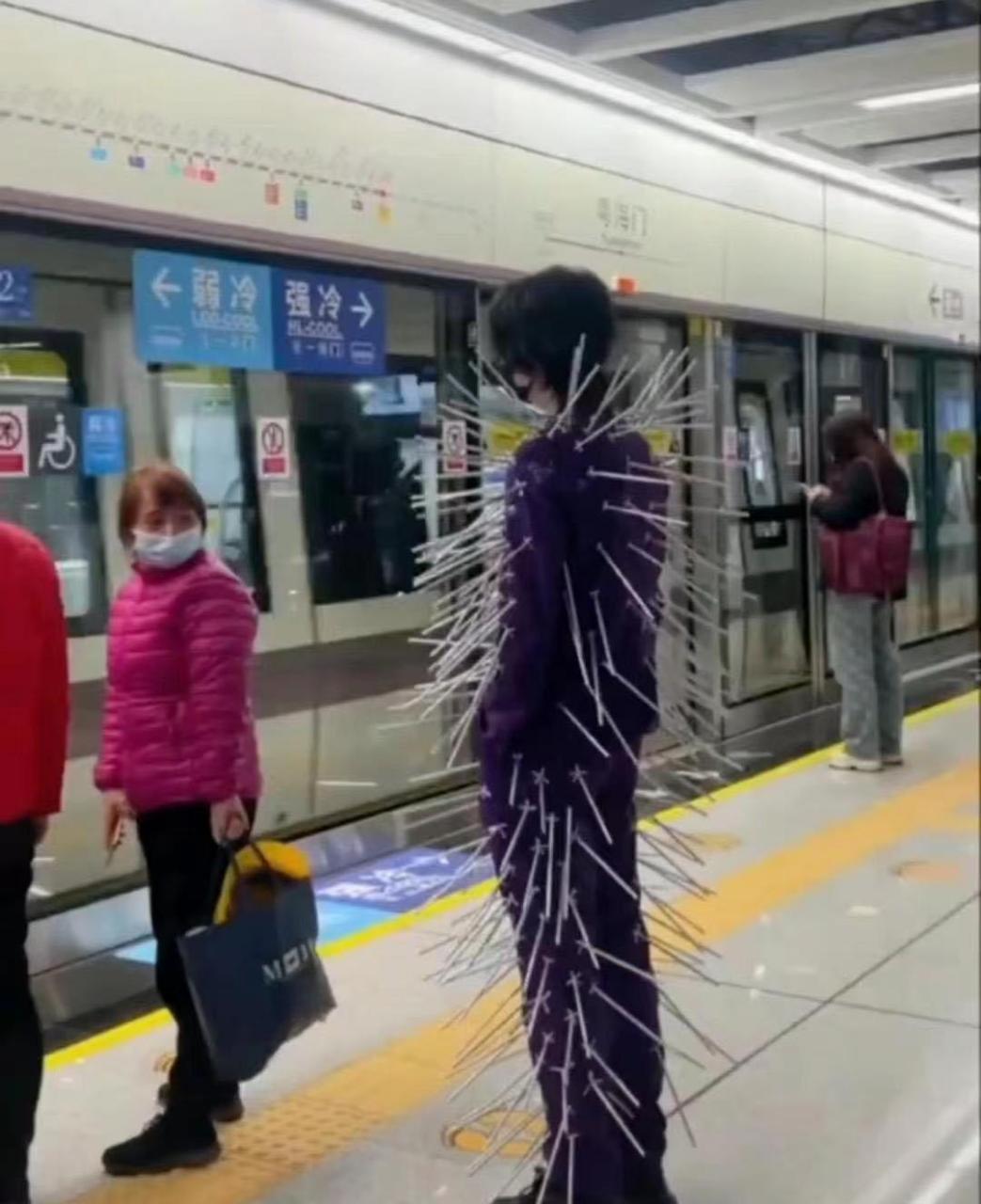 现如今,穿奇装异服的也真多,这种刺猬服还是第一次见