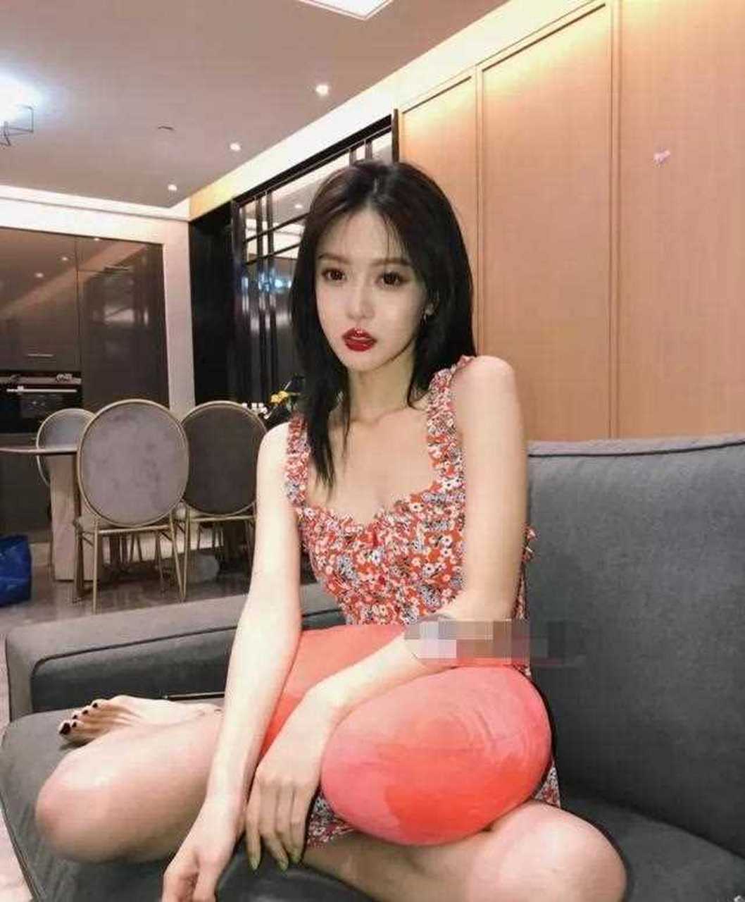 来给大家八一下许凯丰富的感情经历 1,网红大金,算是许凯前女友中最广