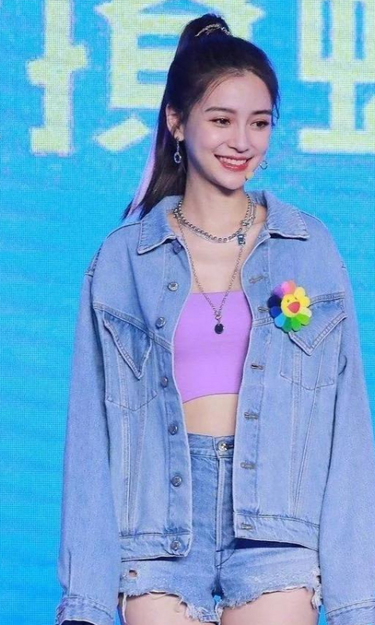又被angelababy美到了,穿牛仔外套配短裤秀美腿,挂3条项链好飒