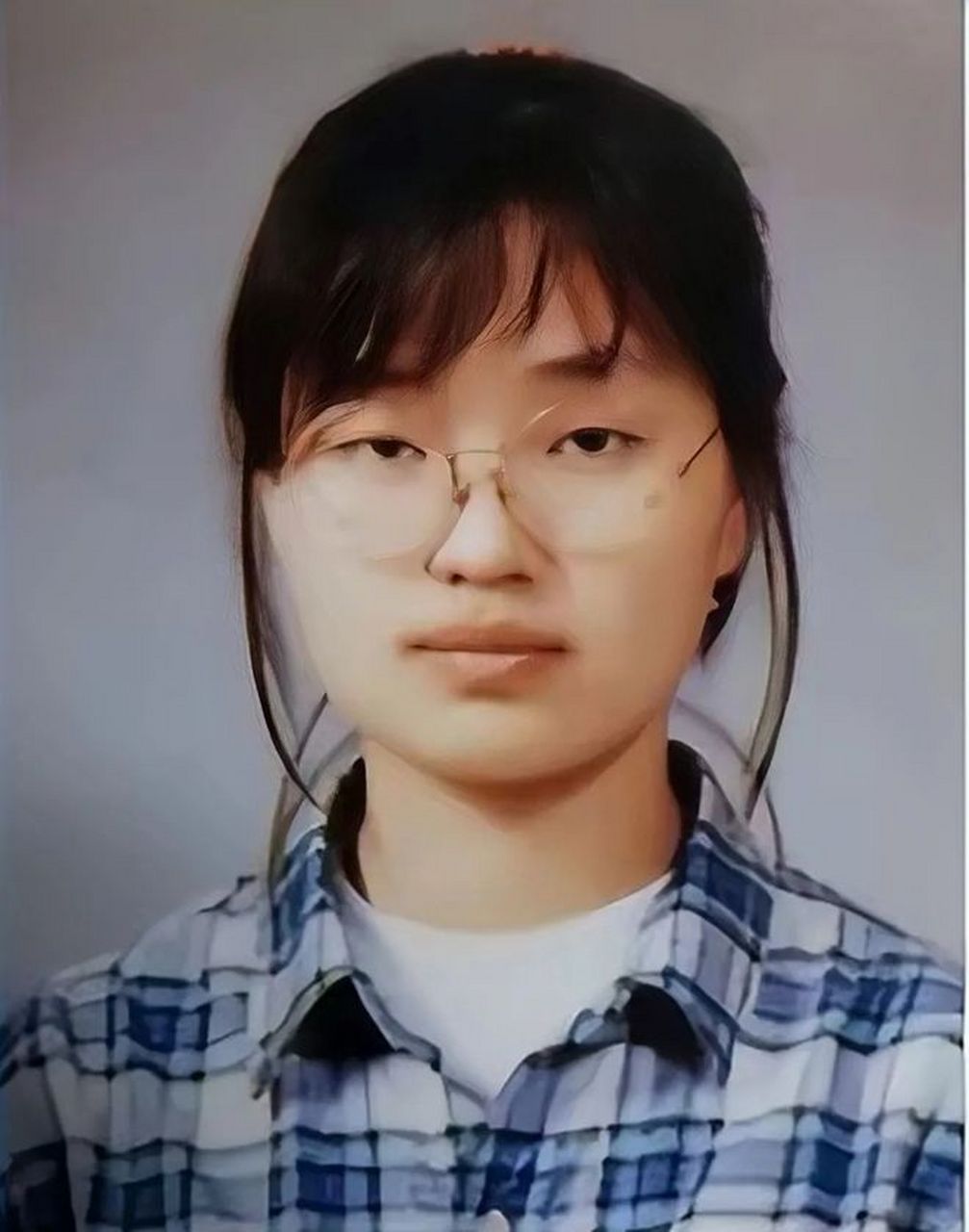 这是韩国总统夫人金建希的早期旧照,只见她戴着眼镜,随意扎着头发