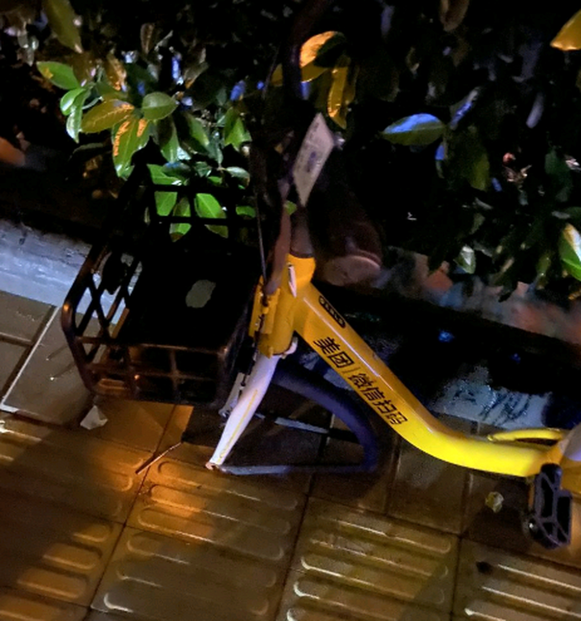 晚上出来遛弯,谁这么缺德,把共享单车的轮子卸了