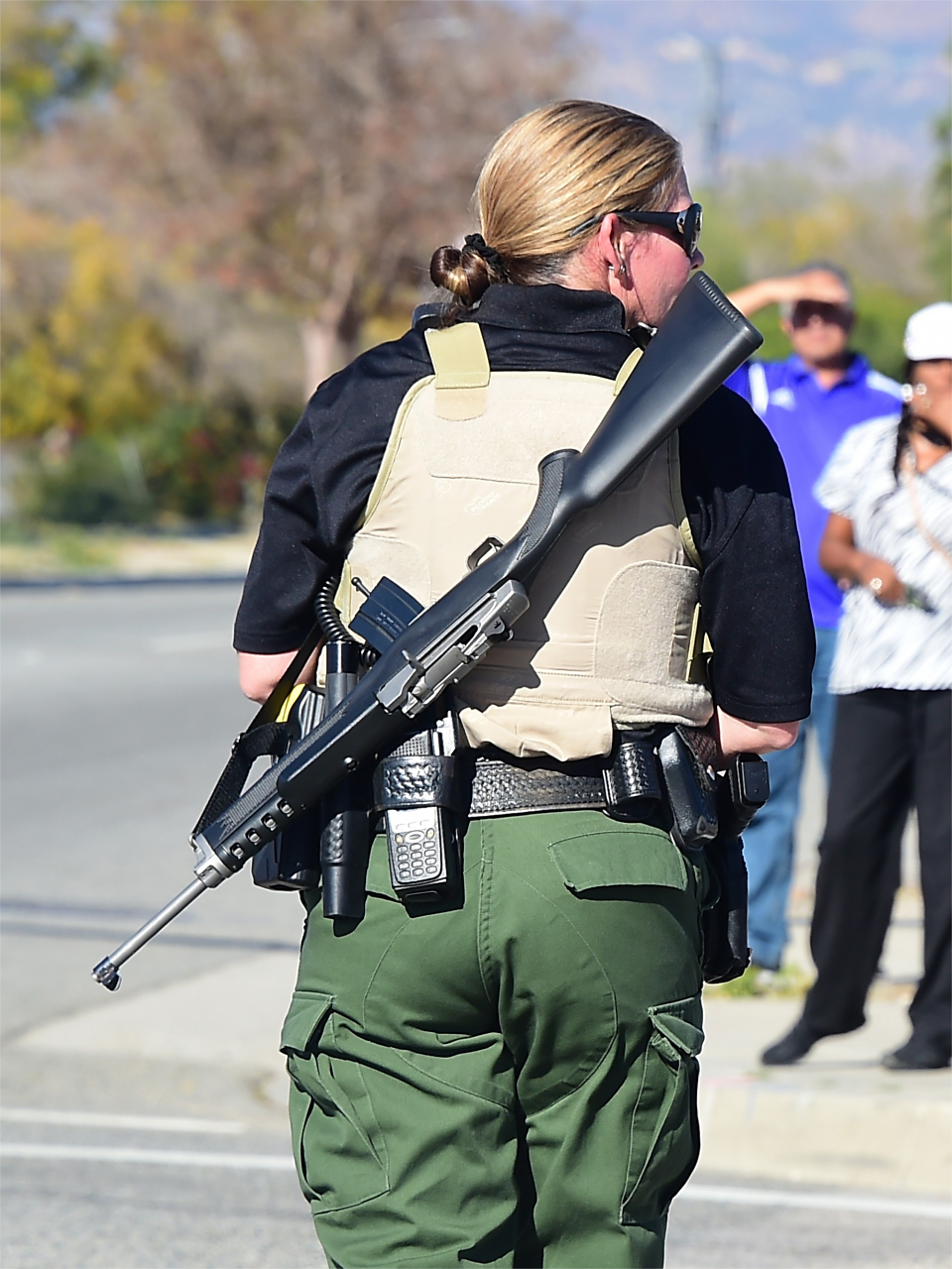 美国女警身上背的这款步枪,挺秀气呀!