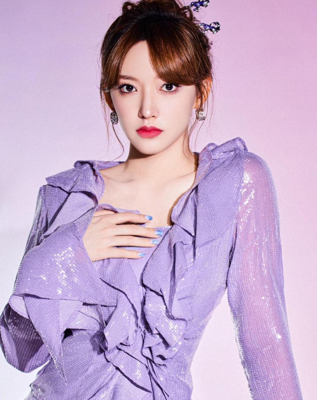 程潇这丸子头配淡紫色连衣裙,少女感十足