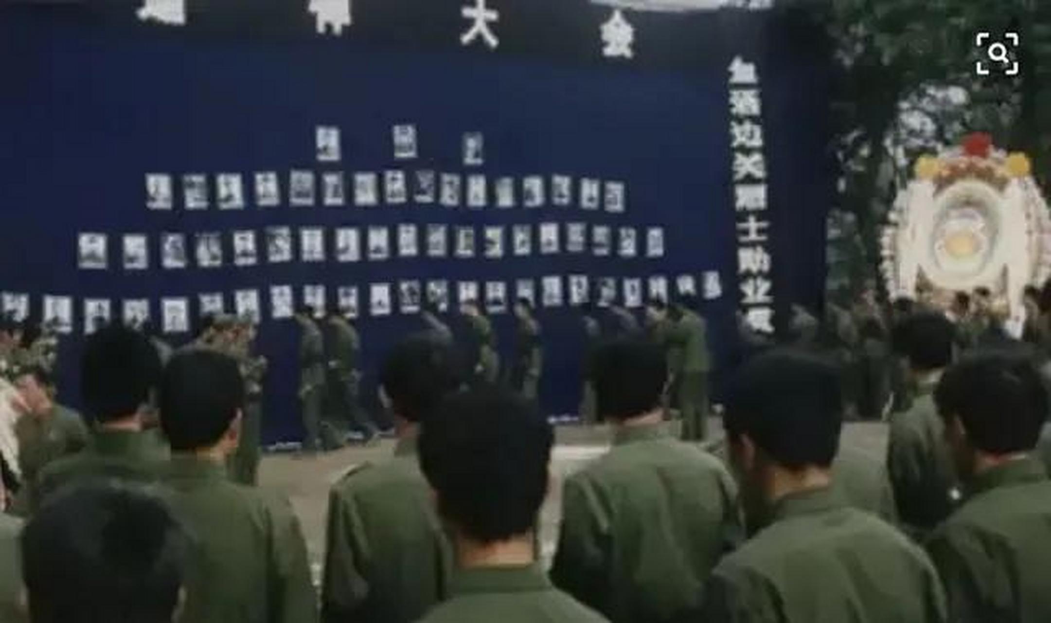 领动计划# #军营里的故事#  【战地记者袁熙用生命记录战争镜头】
