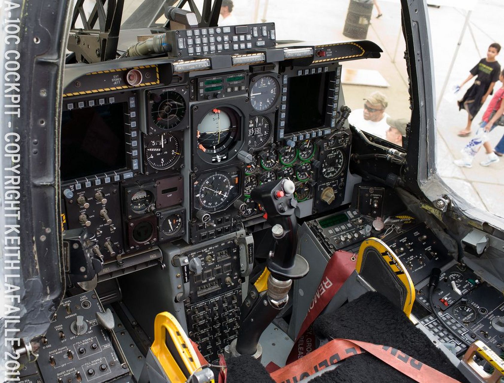 美国空军a-10c攻击机的座舱,这种座舱相比于之前的a-10攻击机进步明显