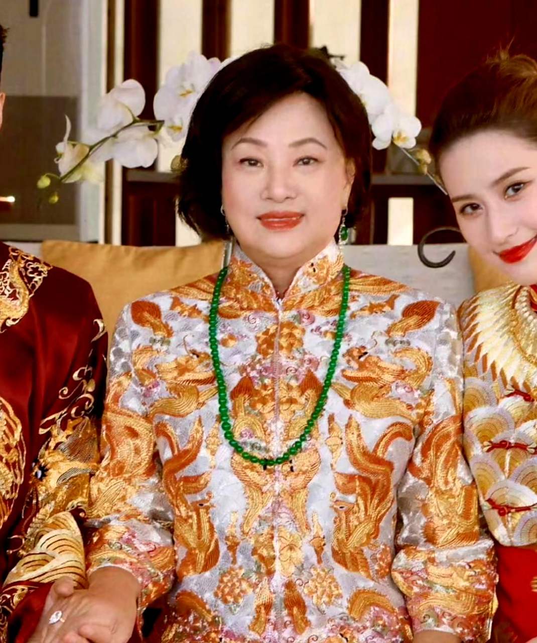 陈婉珍戴着一条价值不菲的长翡翠珠链,颜色浓郁的绿色是翡翠中的极品