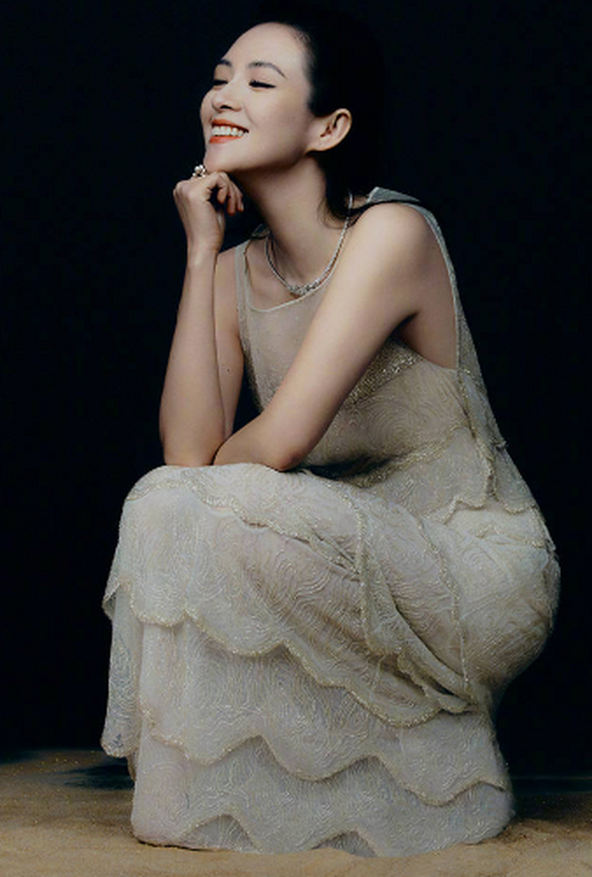 月的写真主题当然也离不开花,每一个明星都在香气中绽放出最美的自己