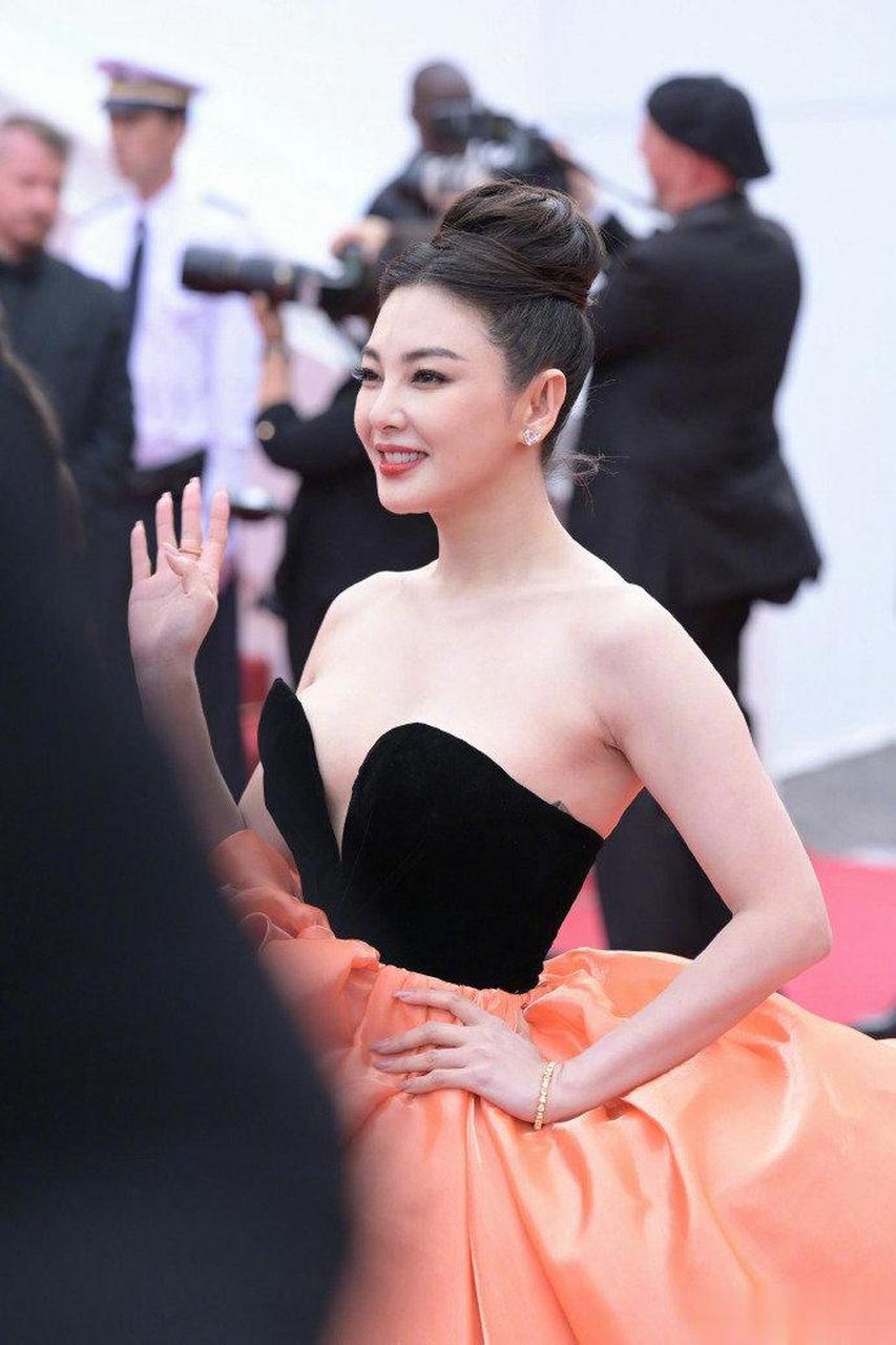 张雨绮戛纳红毯黑橙深v礼服,霸气侧漏,果然没有让法国排队的兄弟们