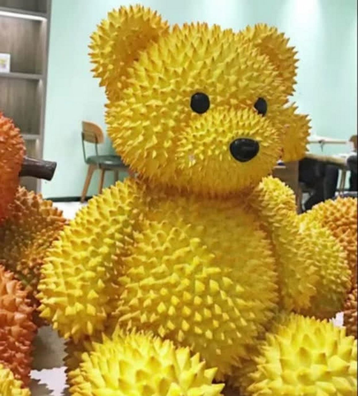 想象一下,如果这只榴莲熊真的走进榴莲的世界,会是怎样的一番景象呢?