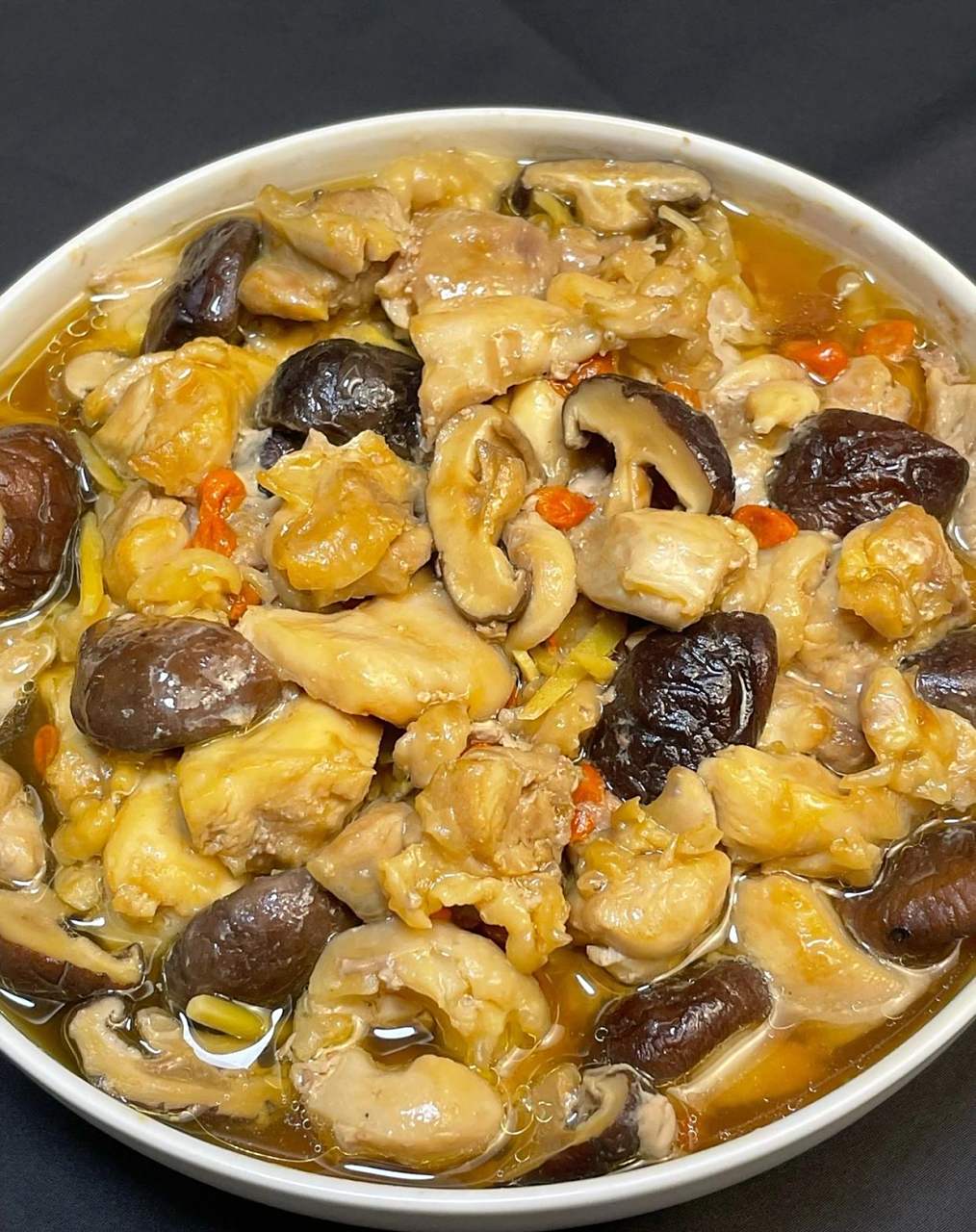 今天分享一个鲜嫩多汁的香菇蒸鸡,低卡高蛋白质,特别适合夏天做