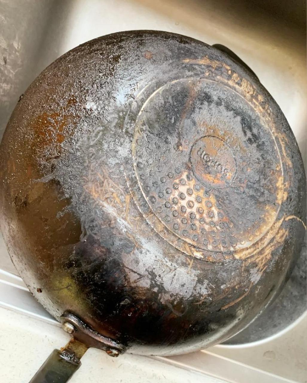 听我的锅底脏成这样子的就直接上菜刀吧 首先这不是我的锅哈~是婆婆家