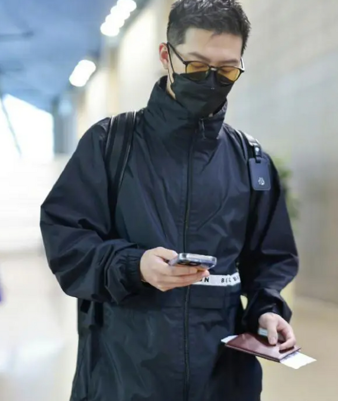 4月13日窦骁现身机场,从机场拍摄到的信息来看,窦骁这一次是飞往