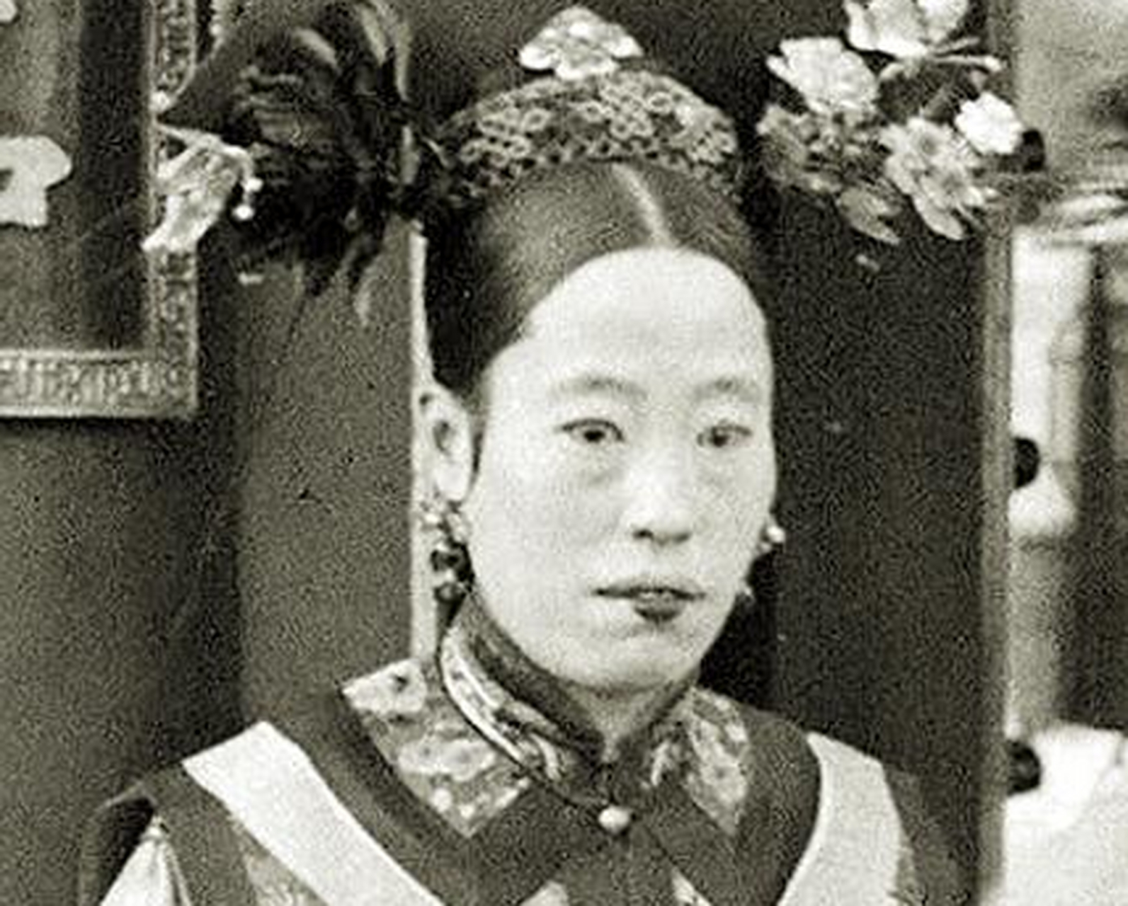 清朝老照片:图中是隆裕皇后——叶赫那拉静芬,她是慈禧的亲侄女,当然