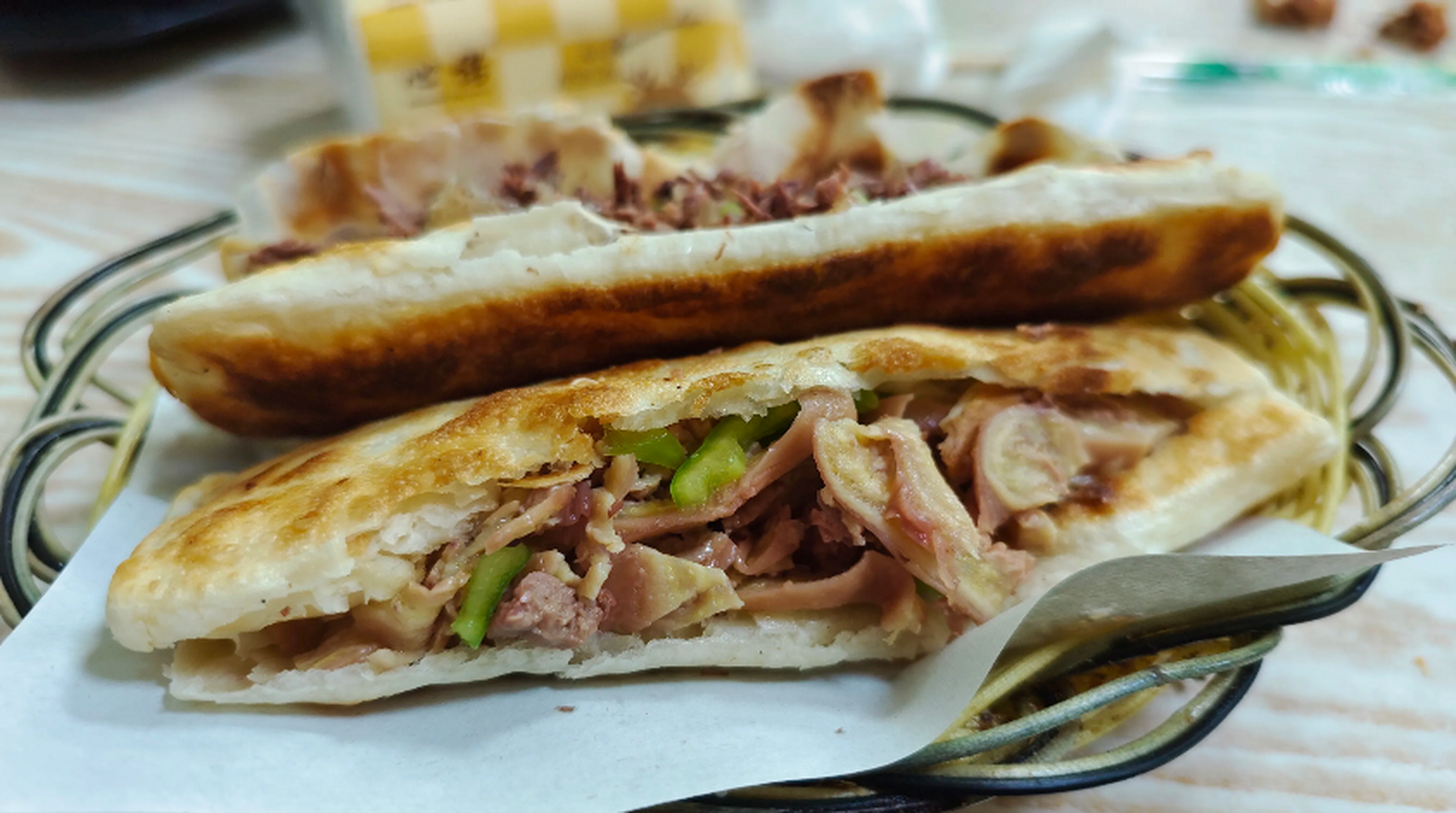 我家乡的美食,驴肉火烧,板肠火烧,一碗清汤,在海淀这边要24块钱,你们