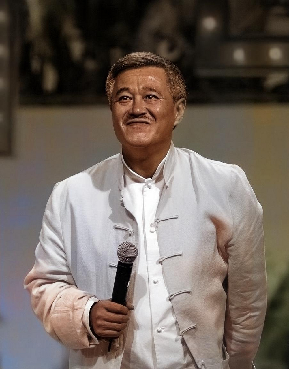 在一个节目中,鲁豫问赵本山:"我听说你在东北吃饭从来不需要花钱.