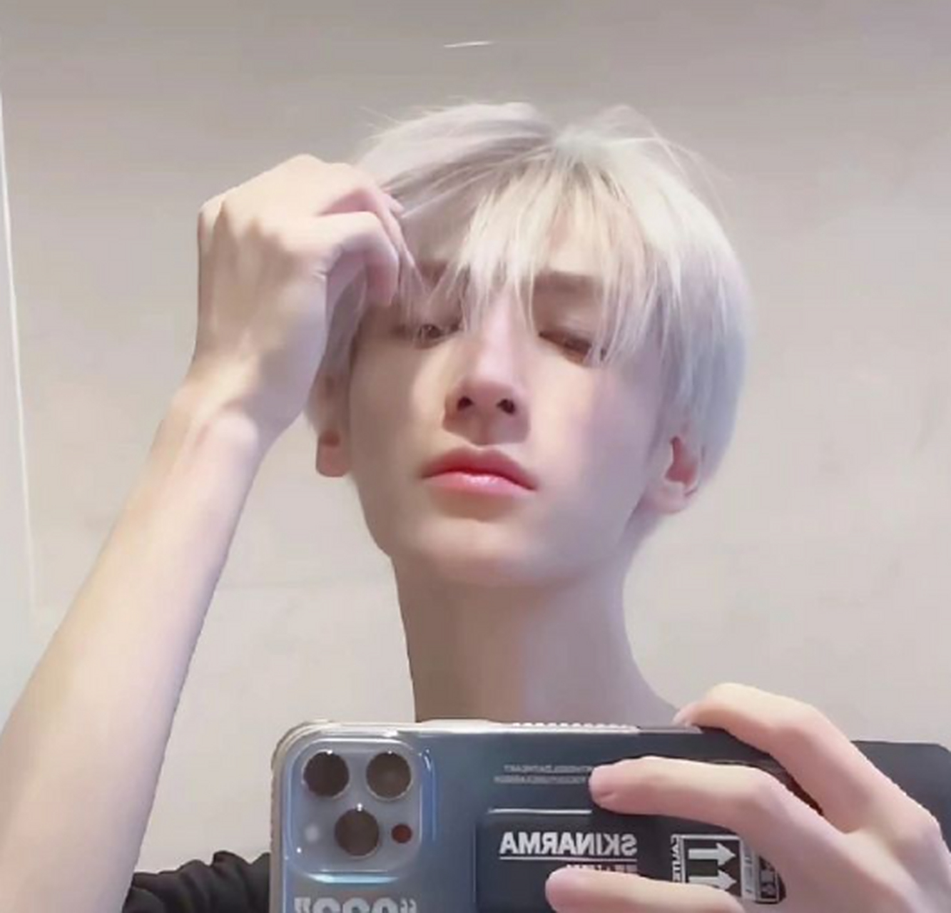 罗云熙# 限定银色头发,get到他的颜了,此刻你们能想到用什么词形容他