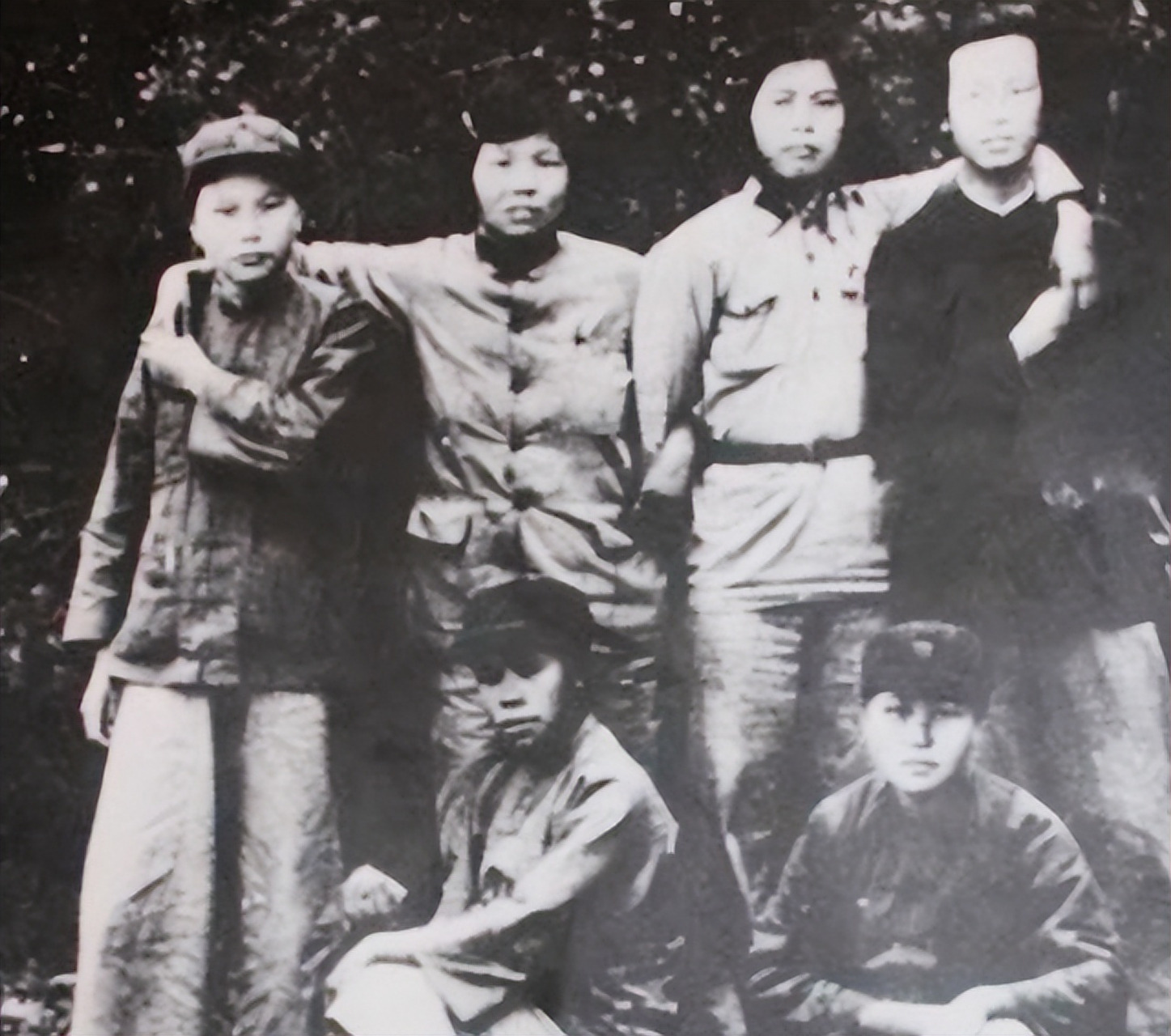 1935年8月,贺子珍的弟弟贺敏仁以被师部首长以"盗取喇嘛庙银圆"为由