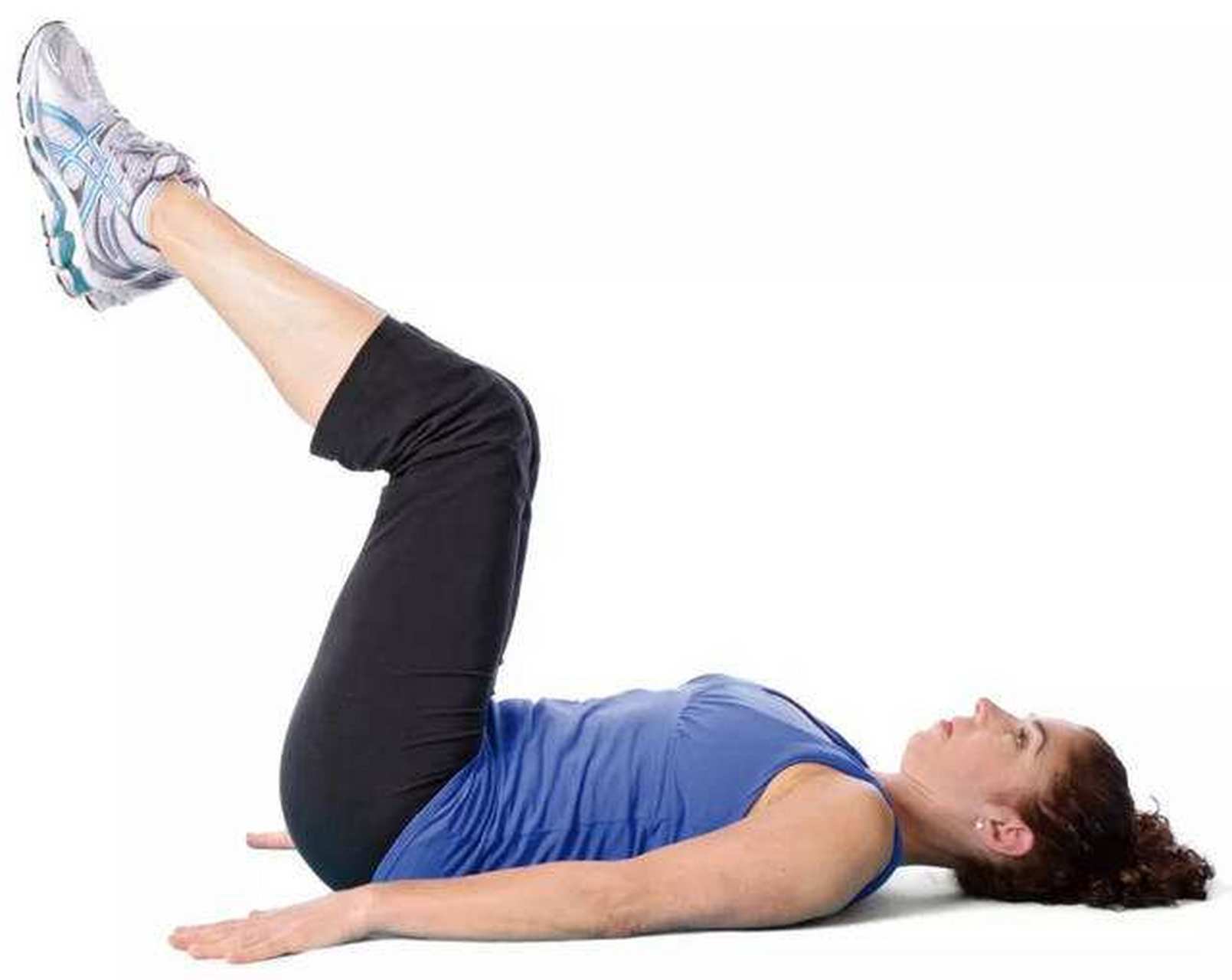 躺在地上,弯曲膝盖并将脚抬起来,带动臀部离开地面,这就是反向卷腹的