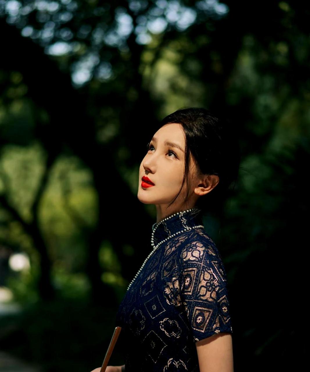 陈小纭以古风旗袍造型亮相,她的挺高鼻子和美丽侧颜令人惊艳!