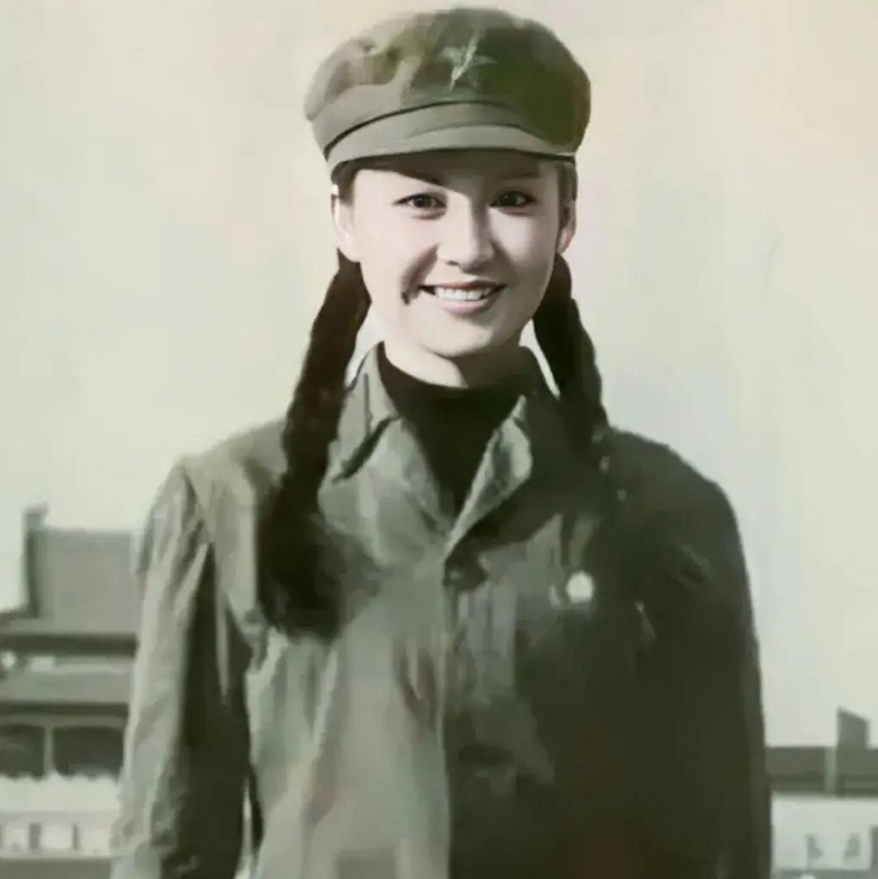 1988年,19岁的许晴站在天安门广场,身穿军装,头戴军帽,扎着两条辫子