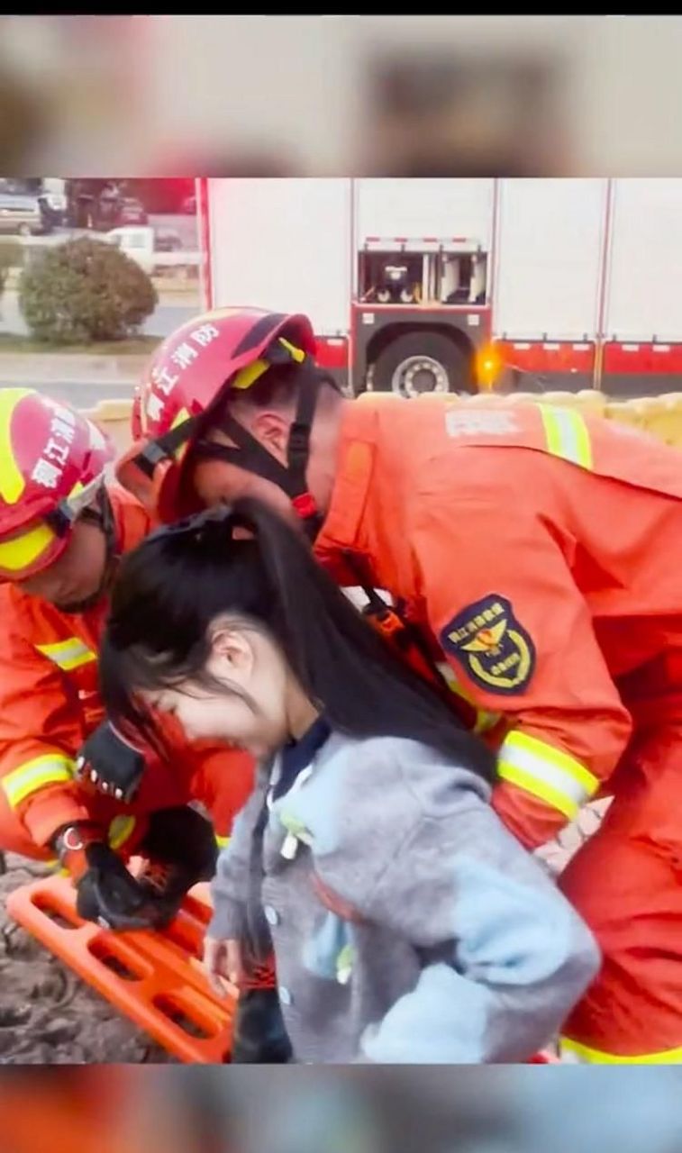 "浙江义乌,一女子腿陷泥潭"无法自拔",消防员徒手挖泥助其脱困,女孩