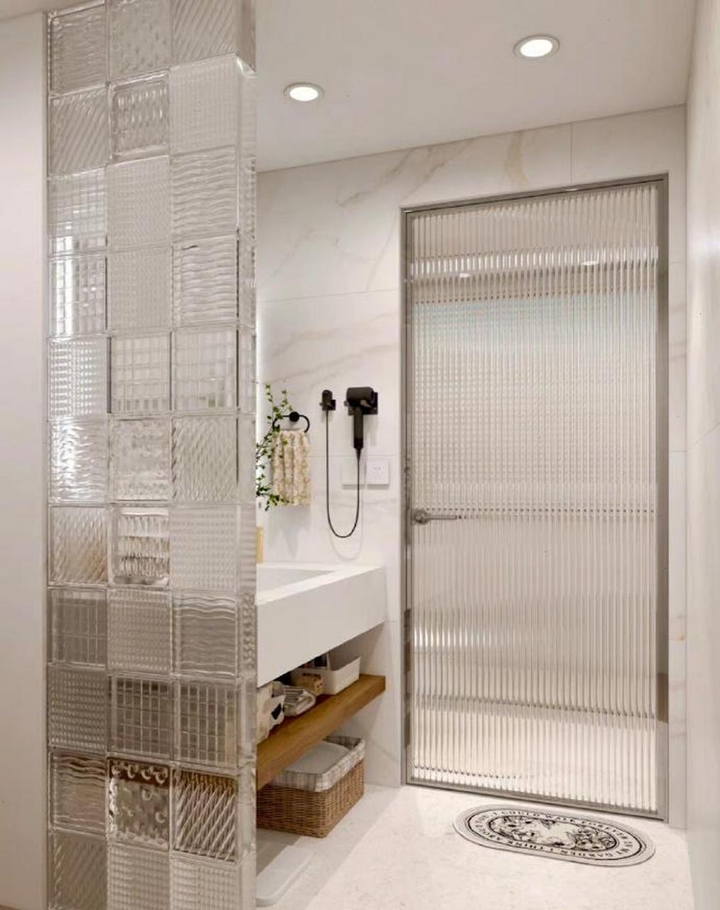 干湿分离卫生间设计,用玻璃砖做隔断太美了!