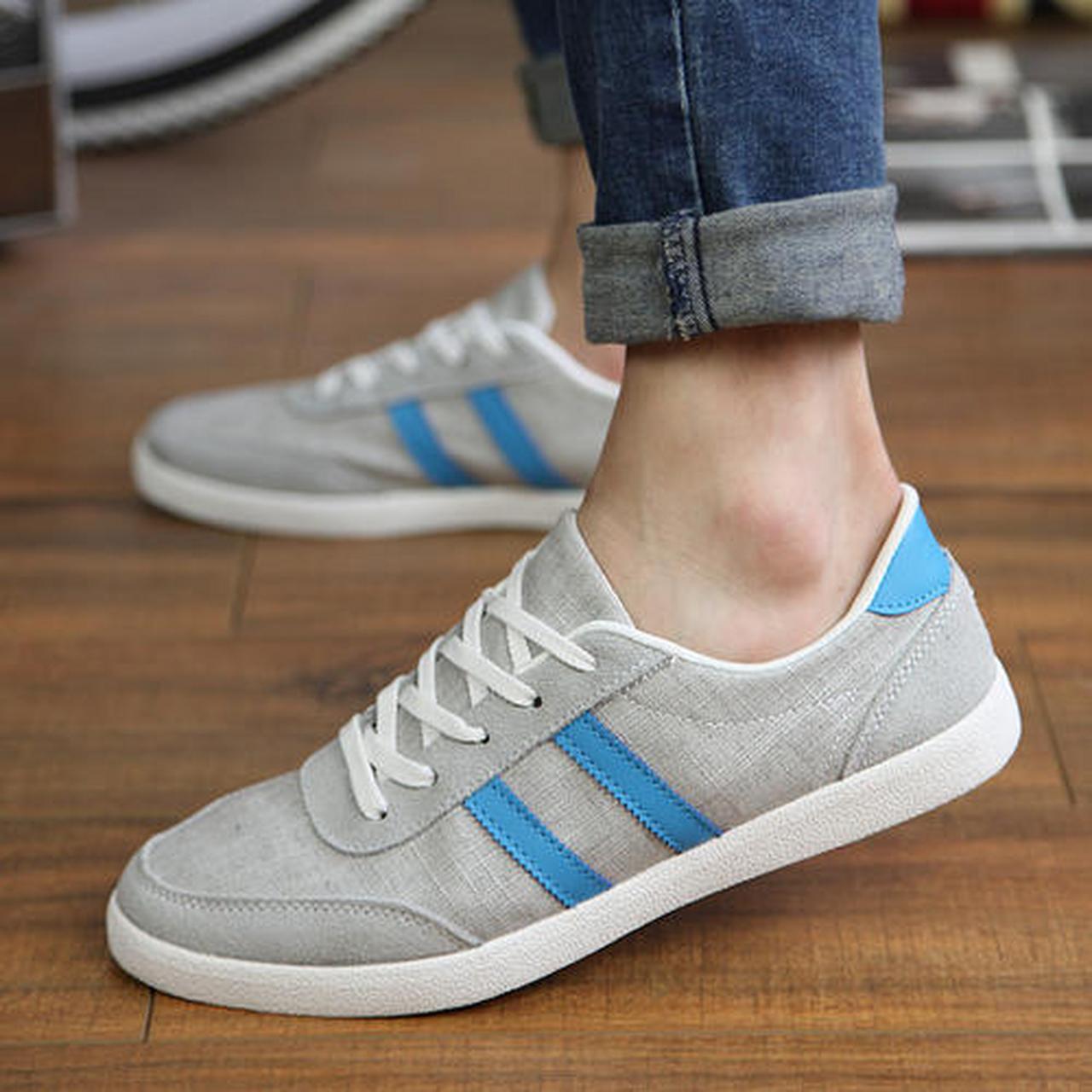 凡客帆布鞋最早活跃在高中时代的杂志上,那时候基本上每一本杂志的