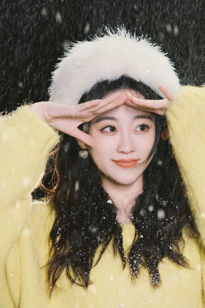 祝绪丹冬日意境大片,帽子和毛衣一个不少.笑容还是那么可爱[赞同]